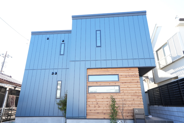 レッドシダーと漆喰が呼吸する家