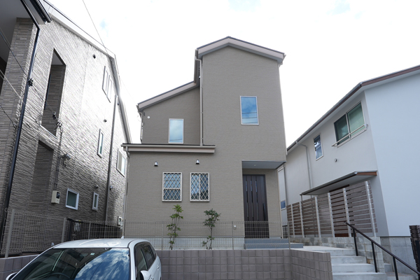 漆喰や無垢材の自然素材で暮らす家