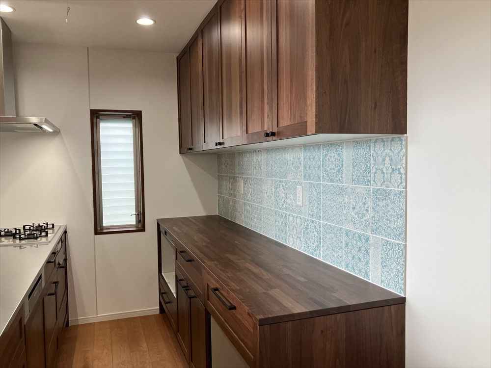 新しいキッチンへタイル